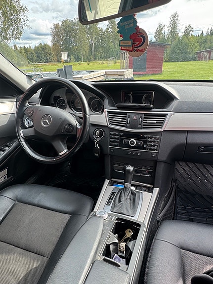 Mercedes-Benz E220 8 of 8