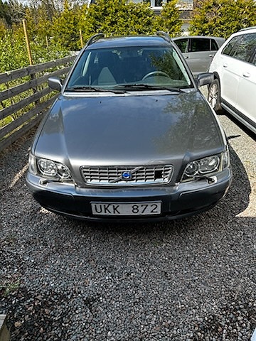 Volvo V40 2 of 8