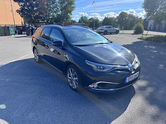 Toyota Auris 2 of 6