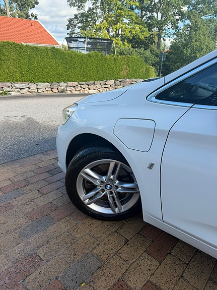 BMW 225xe 4 of 17