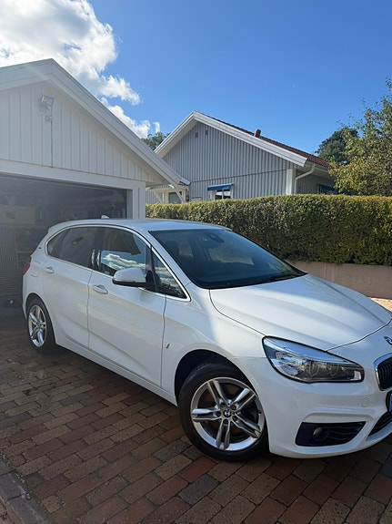 BMW 225xe 2 of 17