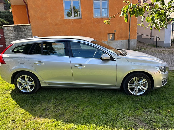 Volvo V60 2 of 8