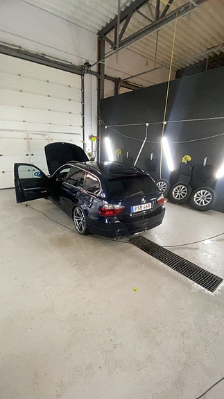 BMW 325d 4 of 8