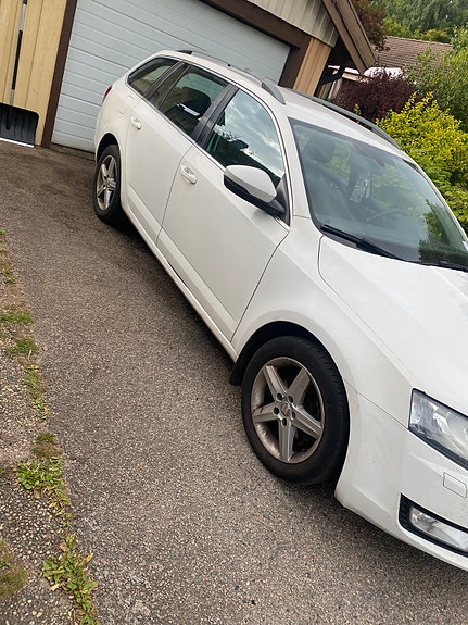 Skoda Octavia 2 of 9