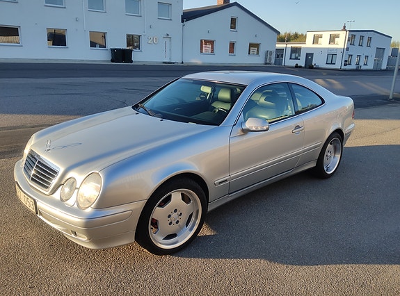 Mercedes-Benz CLK320 2 of 10