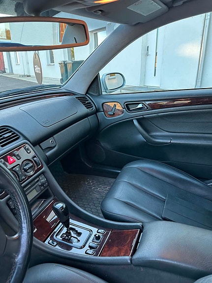 Mercedes-Benz CLK320 7 of 10
