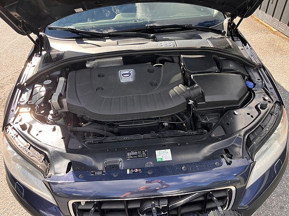 Volvo XC70 2 of 7