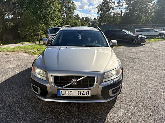 Volvo XC70 2 of 17