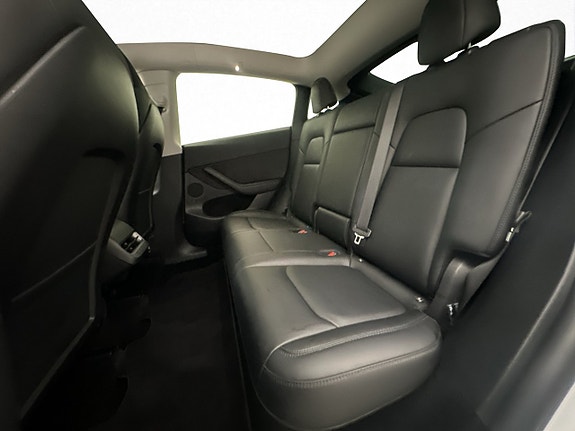 Tesla Model Y 28 of 30