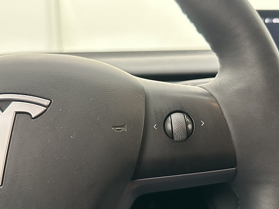 Tesla Model Y 16 of 30
