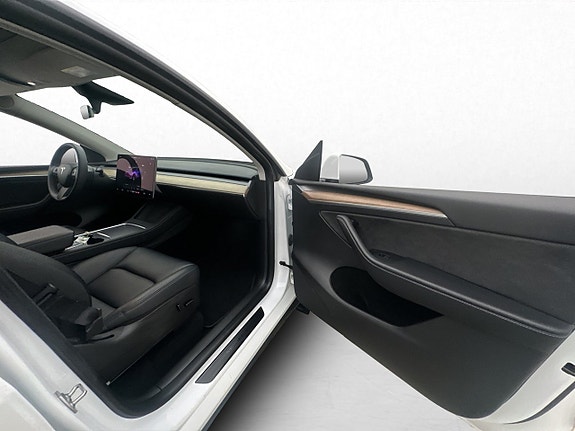 Tesla Model Y 27 of 30