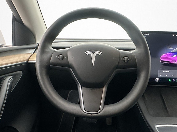 Tesla Model Y 14 of 30