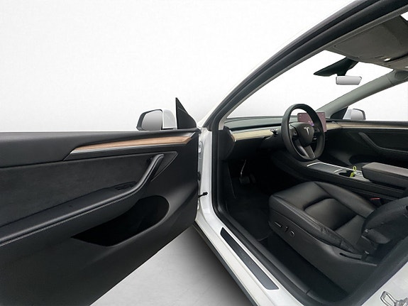 Tesla Model Y 11 of 30