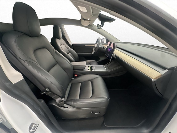 Tesla Model Y 26 of 30