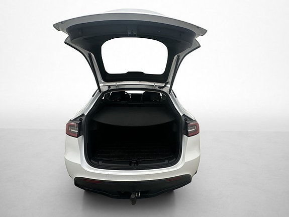 Tesla Model Y 29 of 30