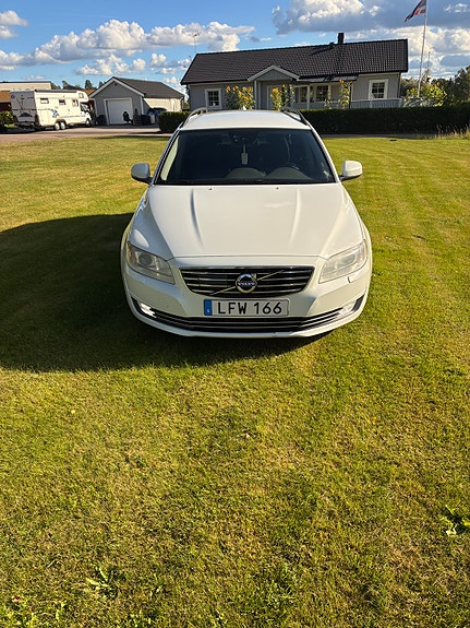 Volvo V70 2 of 8