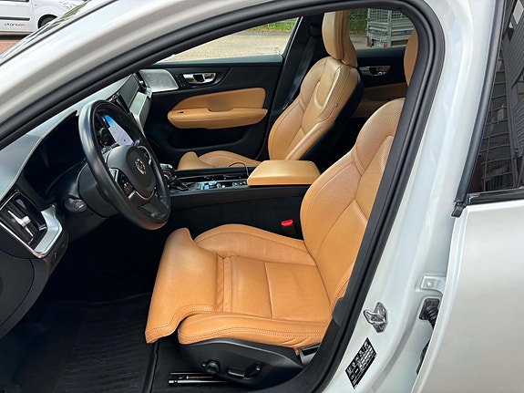 Volvo V60 Cross Country 8 of 14