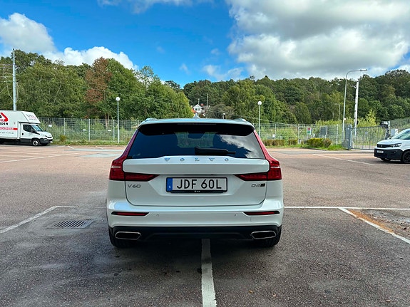 Volvo V60 Cross Country 7 of 14