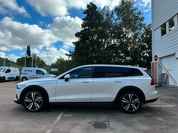 Volvo V60 Cross Country 5 of 14