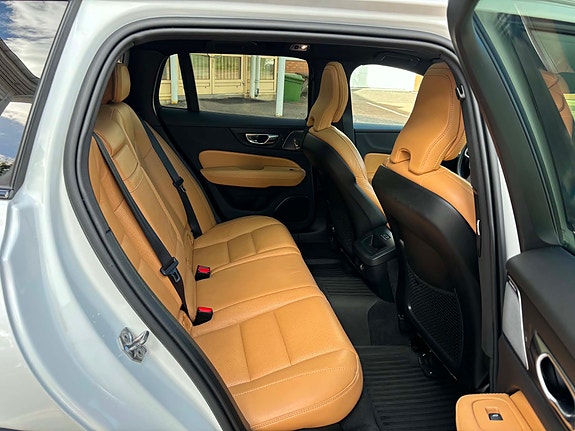 Volvo V60 Cross Country 9 of 14