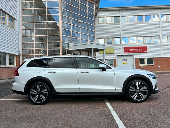 Volvo V60 Cross Country 4 of 14