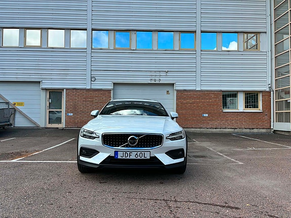 Volvo V60 Cross Country 2 of 14