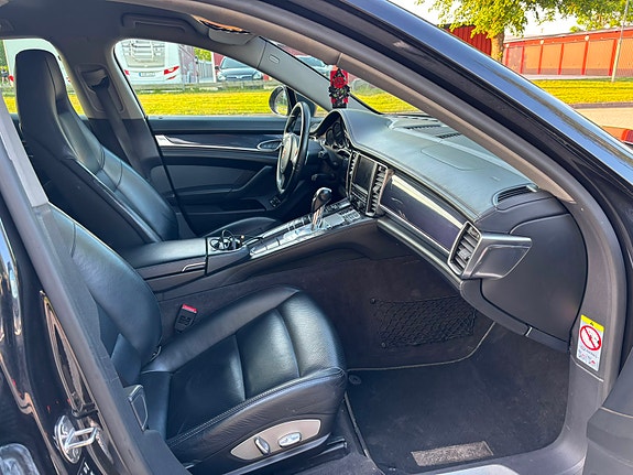 Porsche Panamera 4 of 13