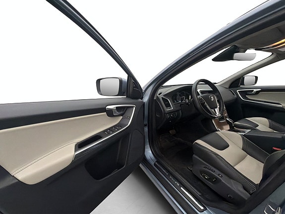 Volvo XC60 11 of 30