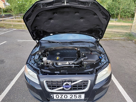 Volvo V70 3 of 6
