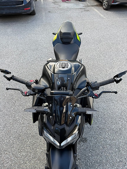 Kawasaki Z900 3 of 7