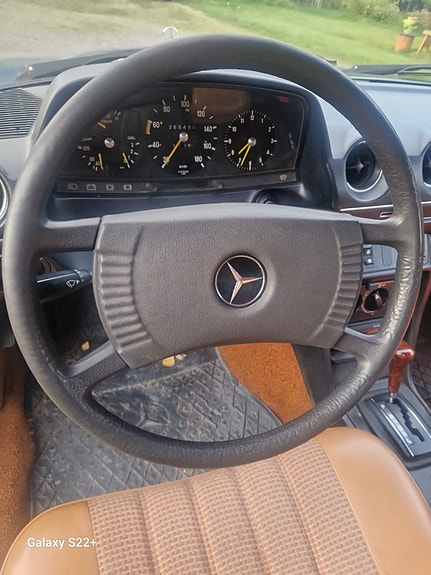 Mercedes-Benz 300 D 14 of 20