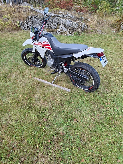 Yamaha Xt125x 3 of 6