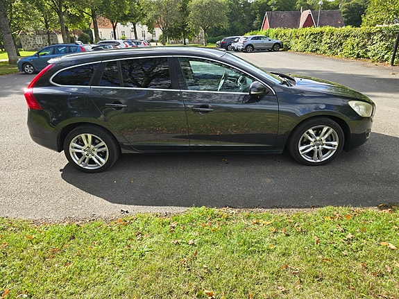 Volvo V60 2 of 7