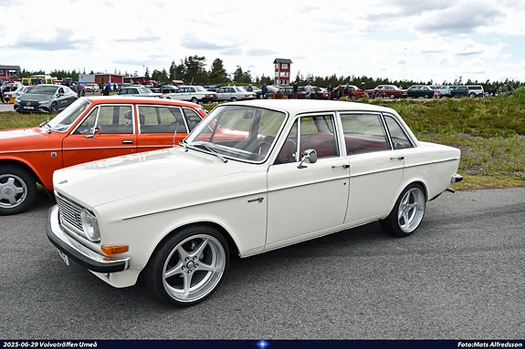 Volvo 144 2 of 10