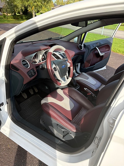Ford Fiesta 8 of 12