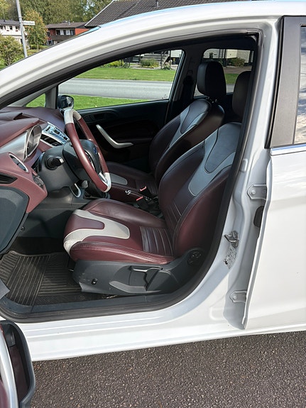 Ford Fiesta 9 of 12