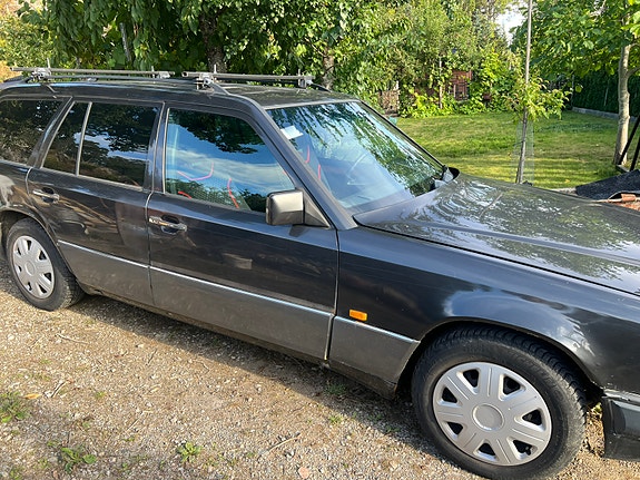 Mercedes-Benz 250 TD 2 of 5