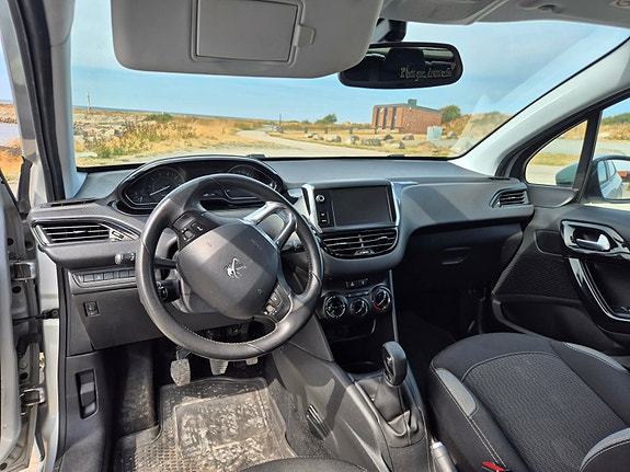 Peugeot 208 4 of 6