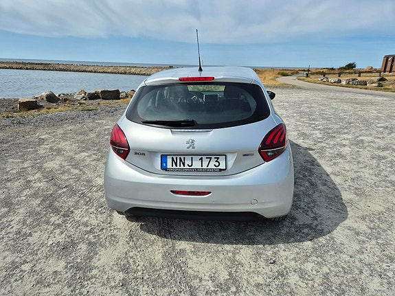 Peugeot 208 3 of 6