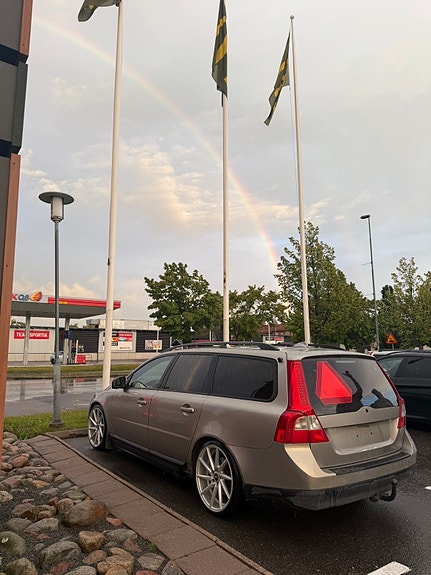 Volvo V70 2 of 7
