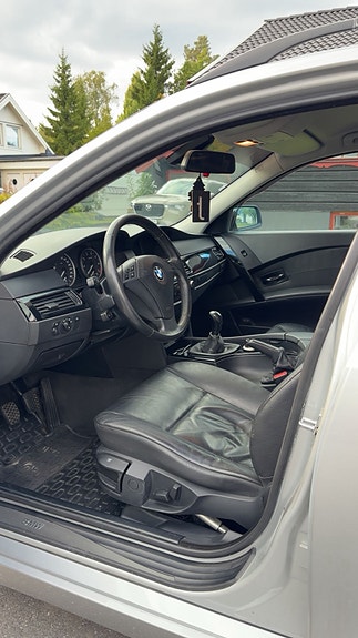 BMW 523i 3 of 7