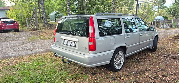 Volvo V70 2 of 5