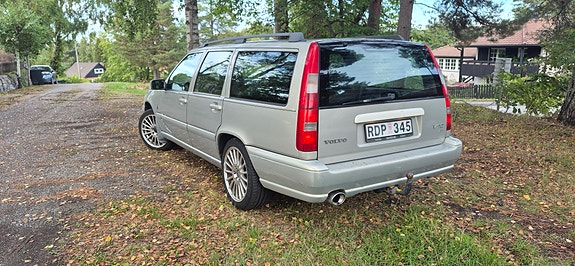 Volvo V70 3 of 5