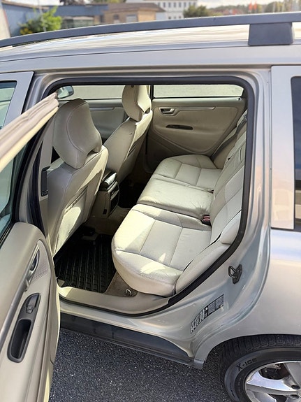 Volvo V70 7 of 9