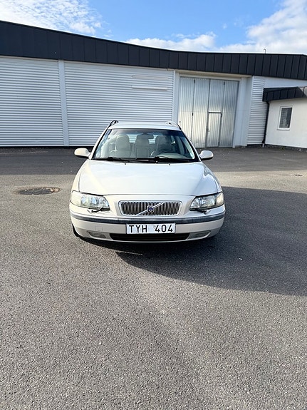 Volvo V70 3 of 9