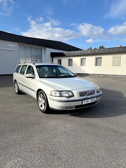 Volvo V70 2 of 9