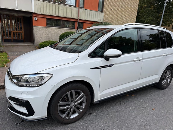 Volkswagen Touran 2 of 4