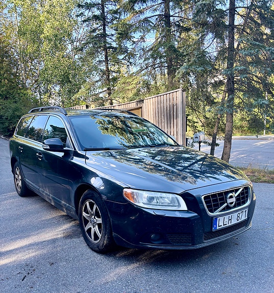Volvo V70 2 of 9