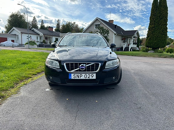 Volvo V70 2 of 6