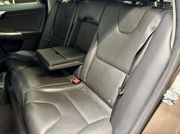 Volvo XC60 15 of 23